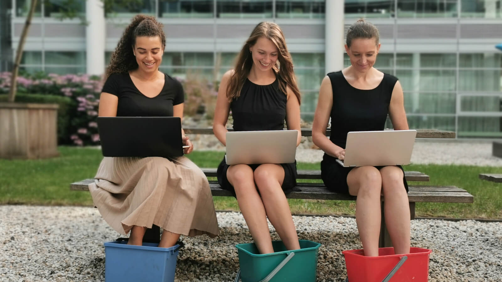Campagne afbeelding van drie vrouwen op een bank, op schoot hebben zij een laptop. Ze zitten met hun voeten in een tijltje.
