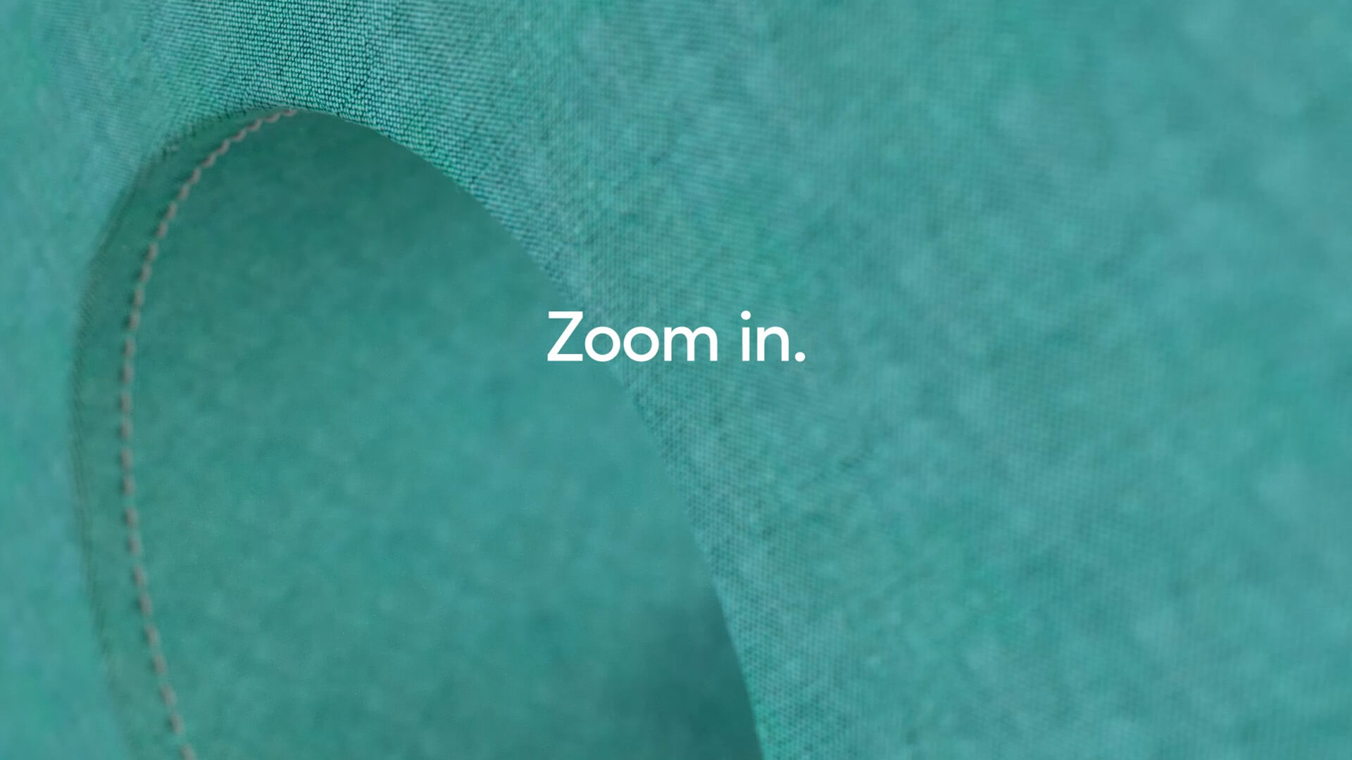 Afbeelding uit de motion graphic: structuur van stof in blauwe kleur met de tekst "Zoom in".
